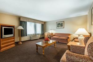 Hotel Clarion Inn & Suites