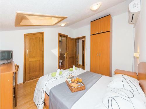 Two-bedroom Apartment In Bilice