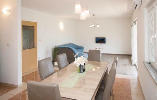Two-bedroom Apartment In Zagvozd