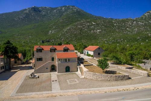 Villa Roglic With Pool In Dalmatian Hinterland
