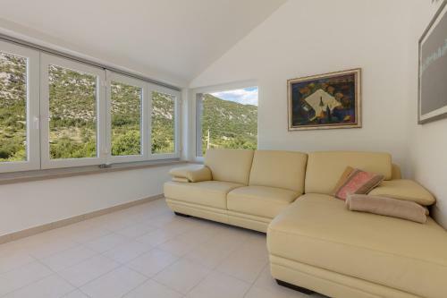 Villa Roglic With Pool In Dalmatian Hinterland