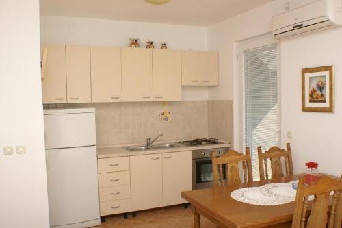 Apartments With A Parking Space Metajna (pag) - 4115
