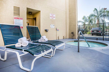 Hotel Rodeway Inn & Suites