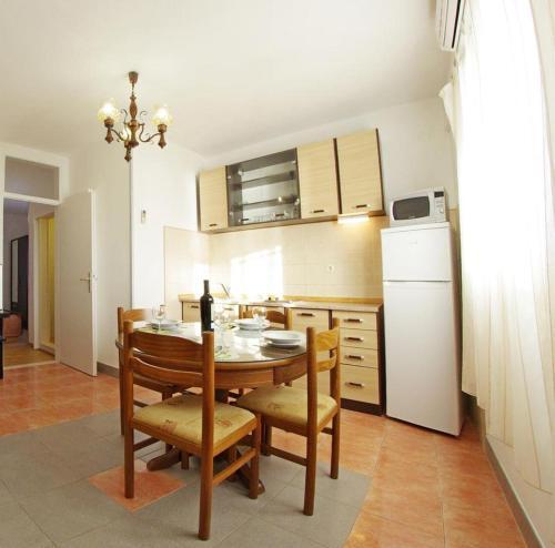 Apartments With A Parking Space Sumartin (brac) - 12487