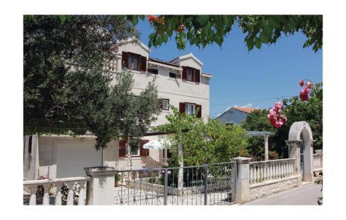 Three-bedroom Apartment In Supetar