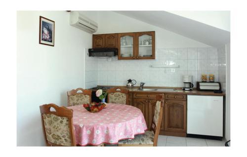 Three-bedroom Apartment In Supetar