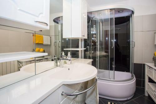 Villa Leon, Wonderful Family Apartment With Pool