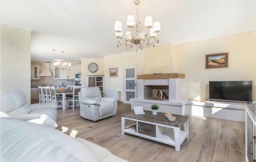Five-bedroom Holiday Home In Tinjan
