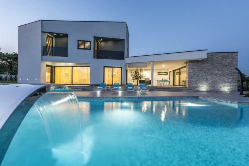 Contemporary Villa Nada With Pool And Sauna