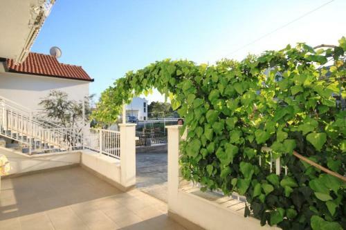Apartments With A Parking Space Mavarstica (ciovo) - 8685
