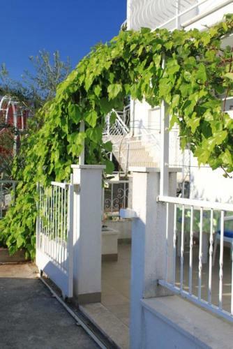 Apartments With A Parking Space Mavarstica (ciovo) - 8685