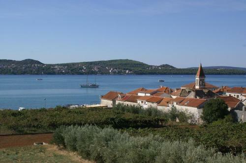 Apartments By The Sea Seget Donji (trogir) - 2041