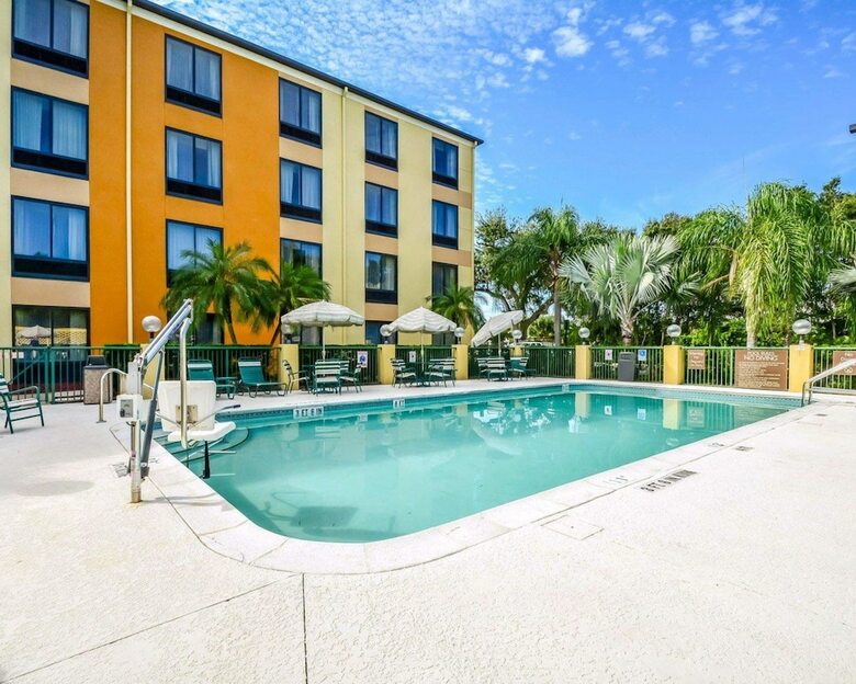 Hotel Comfort Suites