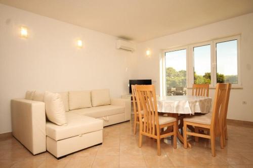 Apartments By The Sea Ugljan - 829