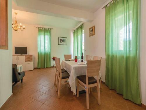 Two-bedroom Apartment In Ugljan