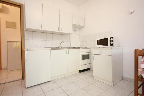Apartments By The Sea Ugljan - 8301