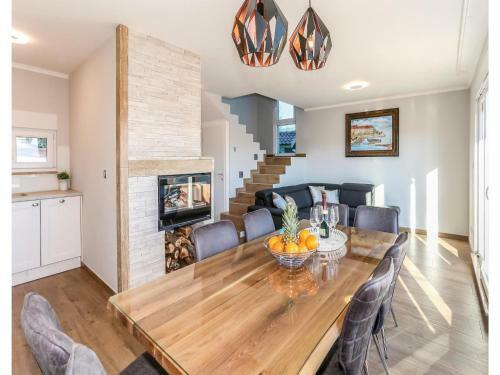 Three-bedroom Holiday Home In Ugljane