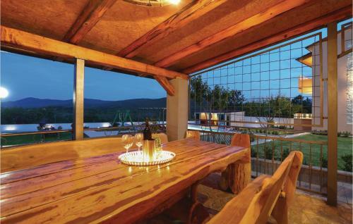 Three-bedroom Holiday Home In Ugljane
