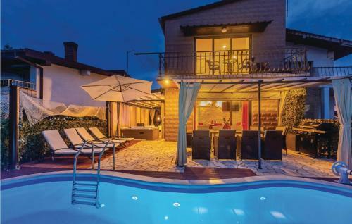 Four-bedroom Holiday Home In Vantacici