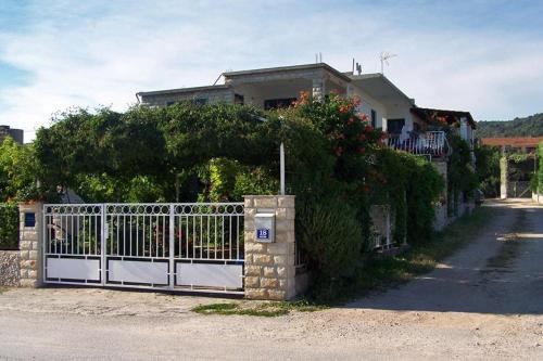 Apartments By The Sea Vinisce (trogir) - 4288