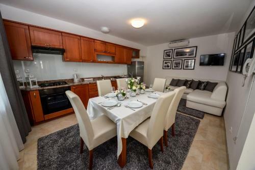 Sunset Deluxe Apartments