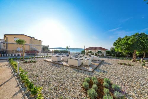 Sunset Deluxe Apartments