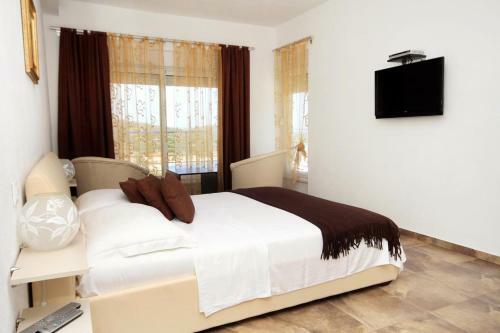 Luxury Villa With A Swimming Pool Vis - 8922