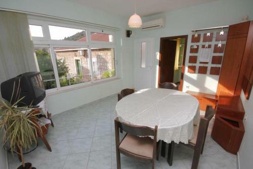 Apartments By The Sea Vis - 8534