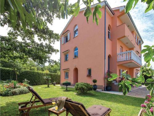 Three-bedroom Apartment In Viskovo