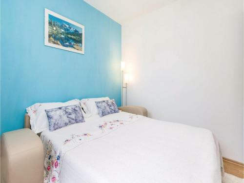 Three-bedroom Apartment In Viskovo