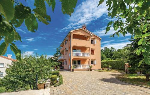 Three-bedroom Apartment In Viskovo