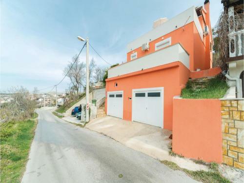 Two-bedroom Apartment In Vlasici