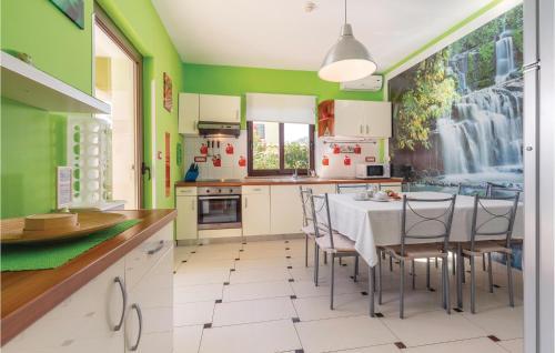 Four-bedroom Holiday Home In Vodnjan