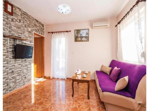 Two-bedroom Holiday Home In Vrana