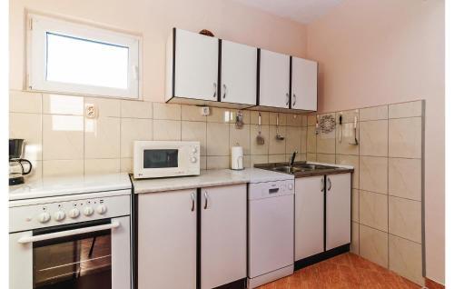 Two-bedroom Holiday Home In Vrana
