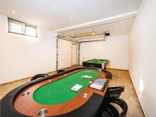 Six-bedroom Holiday Home In Vrana