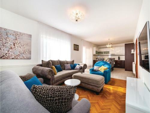 Six-bedroom Holiday Home In Vrana