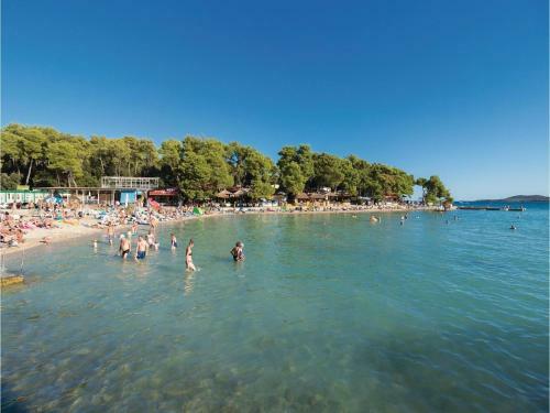 Six-bedroom Holiday Home In Vrana