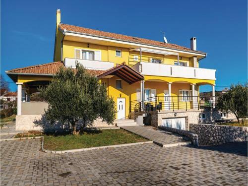 Six-bedroom Holiday Home In Vrana