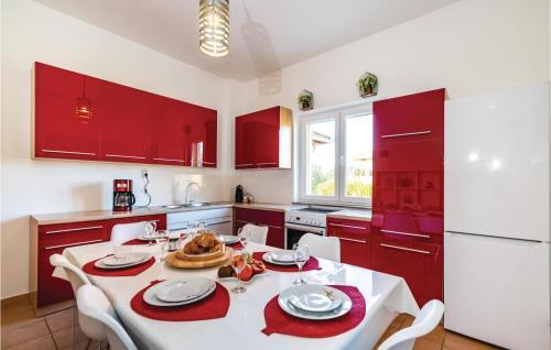 Six-bedroom Holiday Home In Vrana