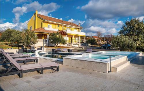 Six-bedroom Holiday Home In Vrana