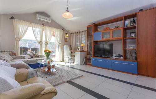 Six-bedroom Holiday Home In Danilo