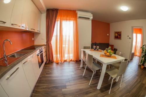 Apartamentos Pomer Port Marina