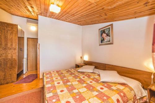 Hostal Apartments And Rooms Ana Pomer 217