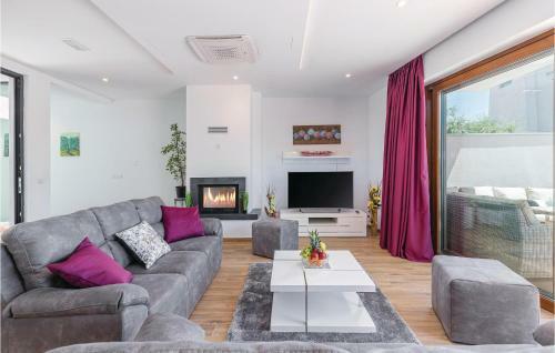 Four-bedroom Holiday Home In Cervar