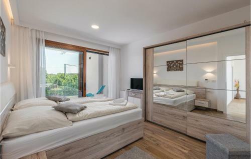 Four-bedroom Holiday Home In Cervar