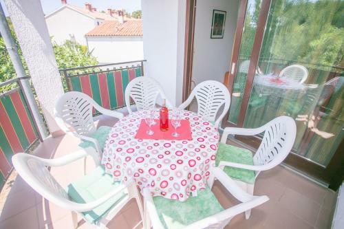Nice Apartment Branka Close To Beach In Porec