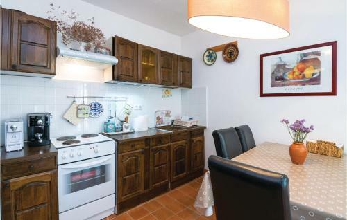 Three-bedroom Apartment In Posedarje