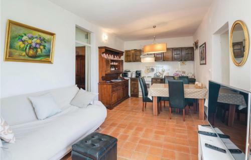 Three-bedroom Apartment In Posedarje