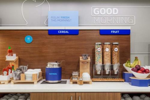 Holiday Inn Express Hotel & Suites Salina